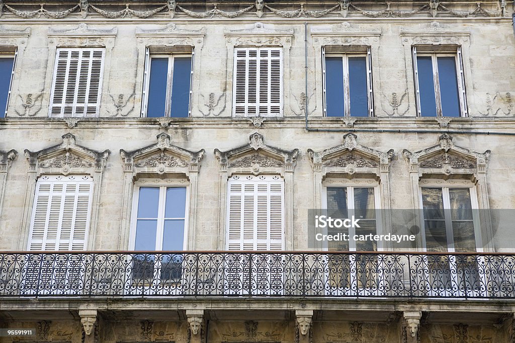 列のオープンとよろい戸付きの窓、フランスのボルドー - カラー画像のロイヤリティフリーストックフォト