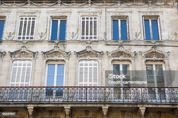 列のオープンとよろい戸付きの窓フランスのボルドー - カラー画像のストックフォトや画像を多数ご用意 - カラー画像, バルコニー, フランス