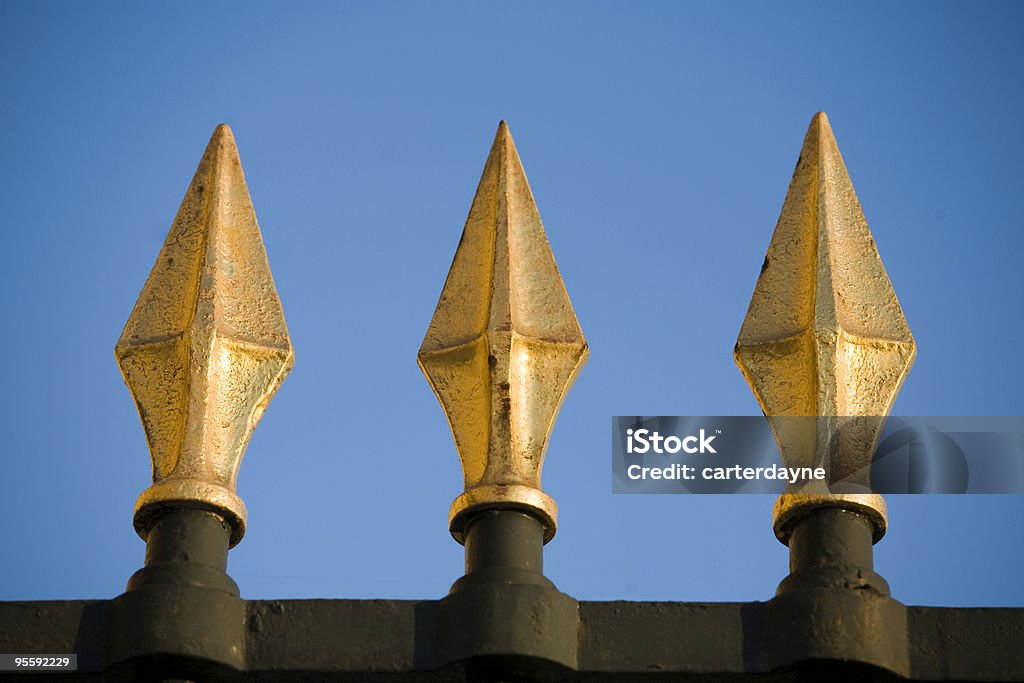 Vergoldetes Zaun Verzierungen im Louvre, Paris, Frankreich - Lizenzfrei Drei Gegenstände Stock-Foto