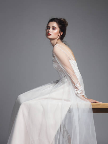 ウェディングドレスの美しい花嫁 - weding gown ストックフォトと画像