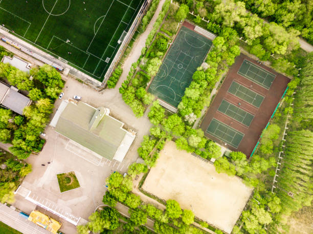 vista aerea dei campi sportivi estivi e costruzione nella foresta - birdview foto e immagini stock