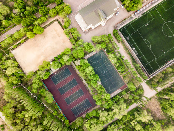 vue aérienne du summer sport camp courts et bâtiment dans la forêt - birdview photos et images de collection