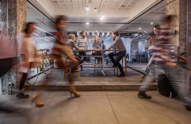 деловая встреча в оживленном корпоративном офисе! - people motion walking blurred motion стоковые фото и изображения
