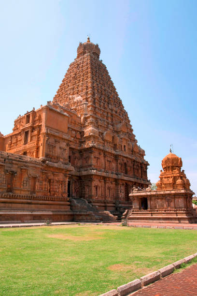 templo de brihadisvara y chandikesvara santuario, tanjore, tamil nadu, india. vista desde el noreste. - india statue carving history fotografías e imágenes de stock