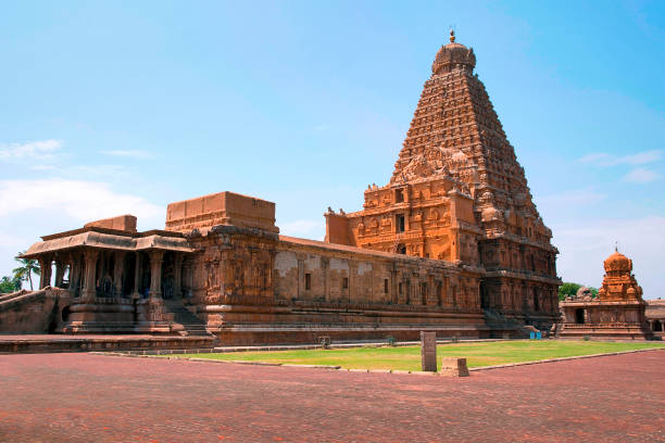 brihadisvara-tempel und chandikesvara-schrein, thanjavur, tamil nadu, indien. ansicht von nordosten. - india statue carving history stock-fotos und bilder