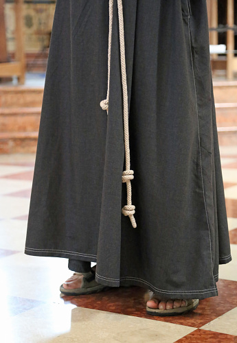 monje con sandalias en la iglesia photo