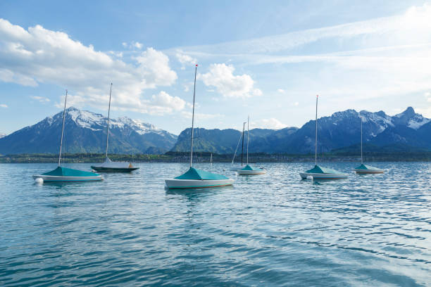 アルプスの山のトゥーン湖 infornt でのポートで航行ボート - nautical vessel sailboat interlaken switzerland ストックフォトと画像