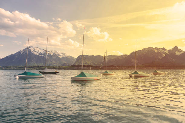 アルプスの山のトゥーン湖 infornt でのポートで航行ボート - nautical vessel sailboat interlaken switzerland ストックフォトと画像