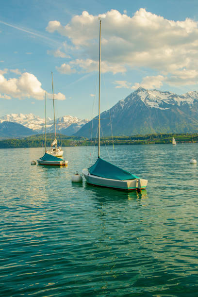 アルプスの山のトゥーン湖 infornt でのポートで航行ボート - nautical vessel sailboat interlaken switzerland ストックフォトと画像