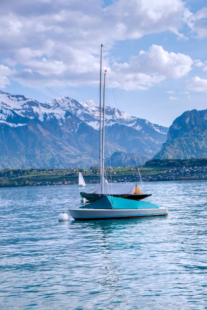 アルプスの山のトゥーン湖 infornt でのポートで航行ボート - nautical vessel sailboat interlaken switzerland ストックフォトと画像