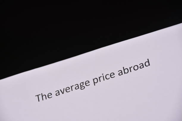 istock THE Average price ABROAD-SIGN 955963282