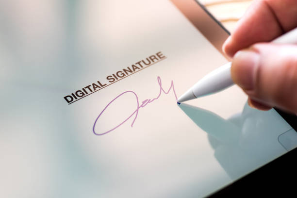 digitale signatur konzept tablet mit stylus-stift - computerstift stock-fotos und bilder