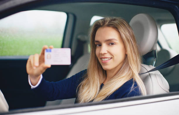 mujer o niña pasando examen de licencia de conducir de coche - carné de conducir fotos fotografías e imágenes de stock