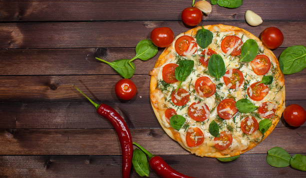 traditionelle heiße italienische pizza margarita auf einem holztisch. die aussicht von oben. - pizza pastry crust oven meat stock-fotos und bilder