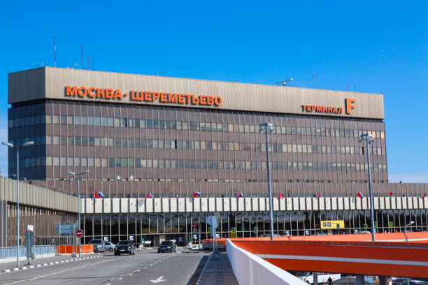 terminal f aéroport international sheremetyevo svo avec un ciel bleu. aéroport pivot pour aeroflot russian airlines - sheremetyevo photos et images de collection