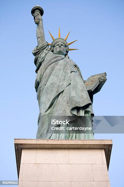 Photo libre de droit de Réplique De La Statue De La Liberté De Paris Et Espace Pour Copie banque d'images et plus d'images libres de droit de Bleu