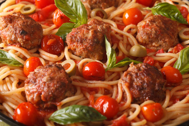 istock Food background: spaghetti with meatballs and tomato macro. horizontal 955994418