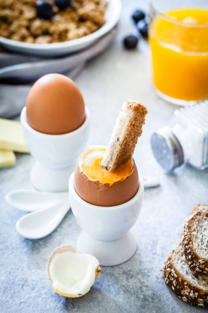 huevo hervido suave para el desayuno - soft boiled fotografías e imágenes de stock