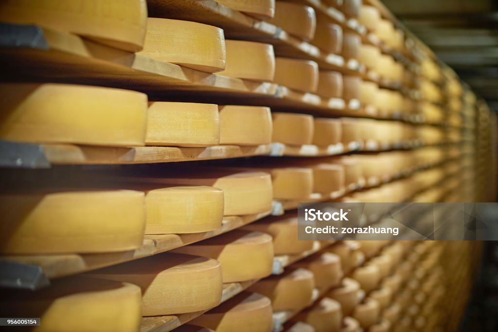 Ruota del formaggio sullo scaffale - Foto stock royalty-free di Formaggio