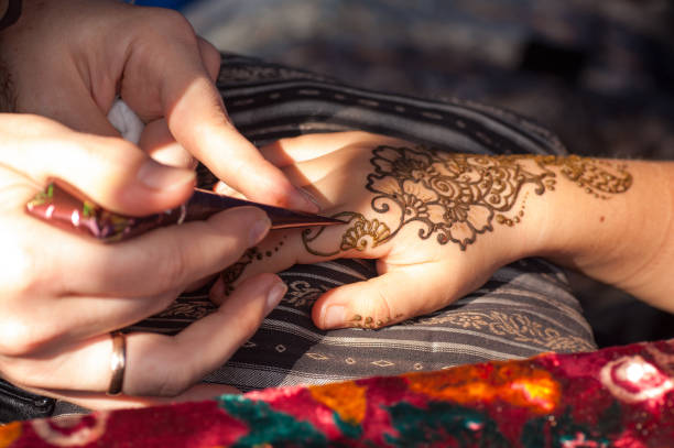 istock process of drawing mehendi close-up 956005694
