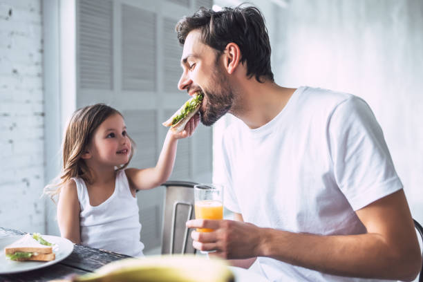 집에서 딸과 아빠 - domestic kitchen father eating child 뉴스 사진 이미지