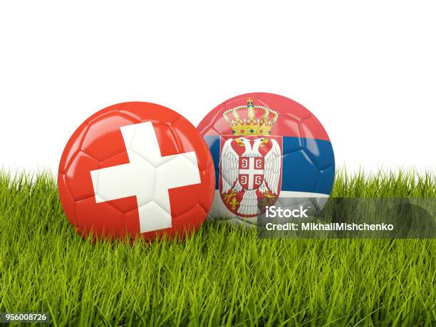 Schweiz Vs Serbia Fußballkonzept Fußbälle Mit Fahnen Auf Dem Grünen Rasen Stockfoto und mehr Bilder von 2018