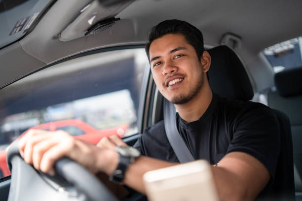 junge lokale taxifahrer in kuala lumpur, malaysia. - taxifahrer stock-fotos und bilder