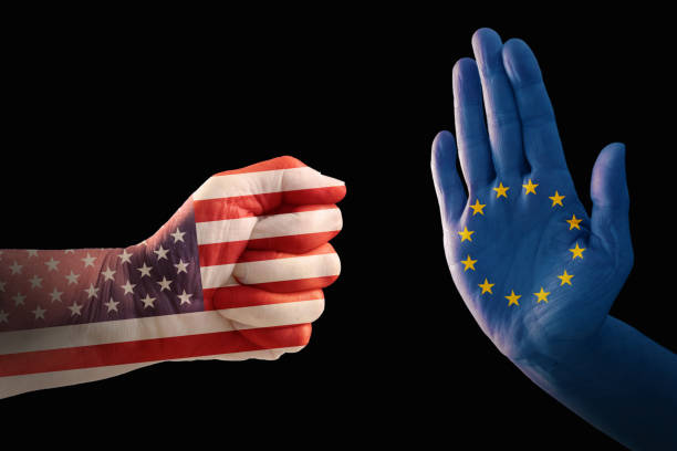 貿易紛争、ヨーロッパのフラグは、黒い背景に分離手に対してアメリカ国旗と拳 - usa european union flag trading europe ストックフォトと画像