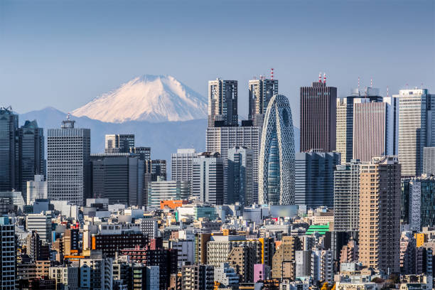 haut bâtiment à tokyo shinjuku et mt. fuji - japon photos et images de collection