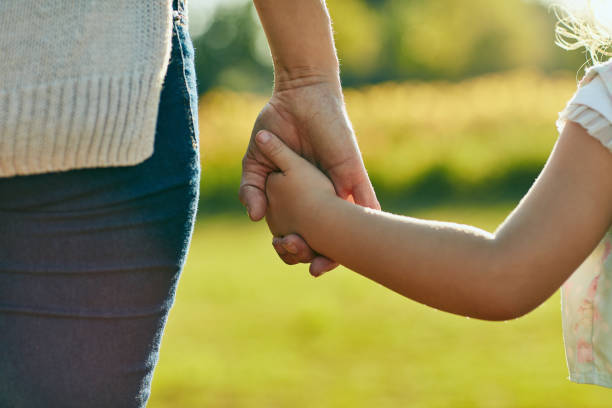 trzymaj je blisko, dbaj o bezpieczeństwo - family walking child park zdjęcia i obrazy z banku zdjęć