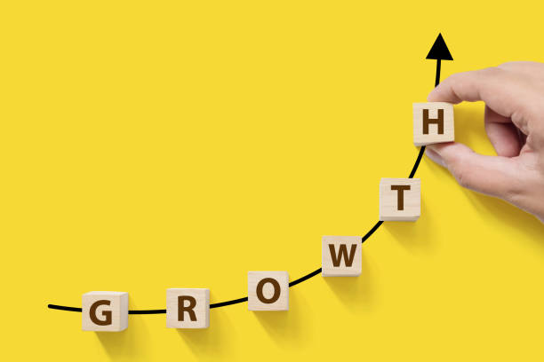 groeiende bedrijfsgroei succes verhogen concept. beboste kubus blok op witte achtergrond met woord groei en kopie ruimte voor uw tekst - groei stockfoto's en -beelden