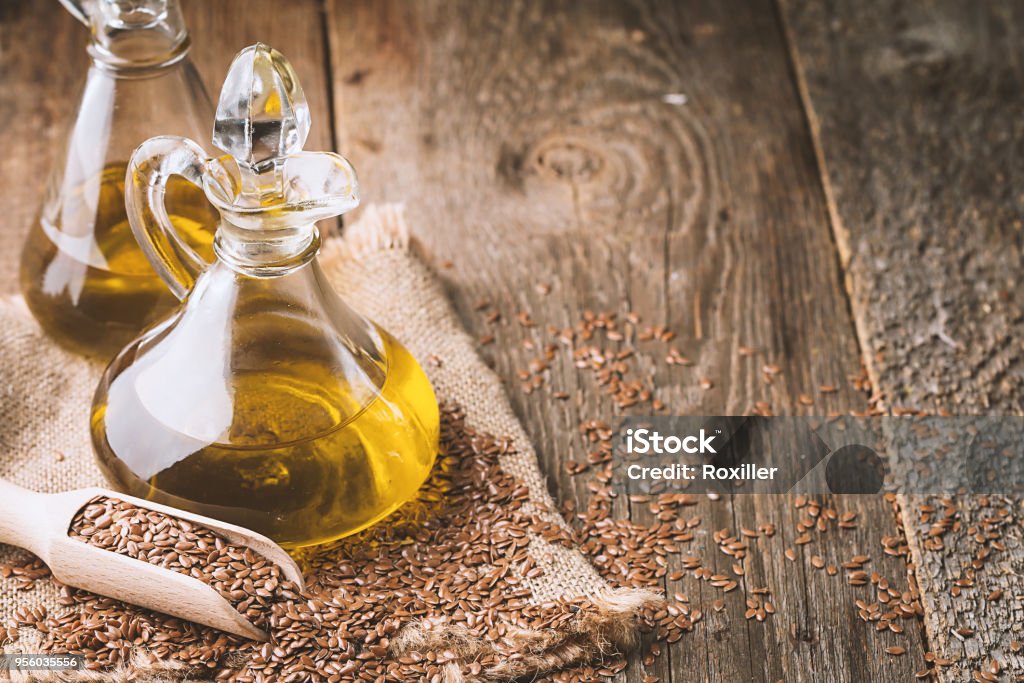 semillas de lino y aceite de linaza - Foto de stock de Aceite para cocinar libre de derechos