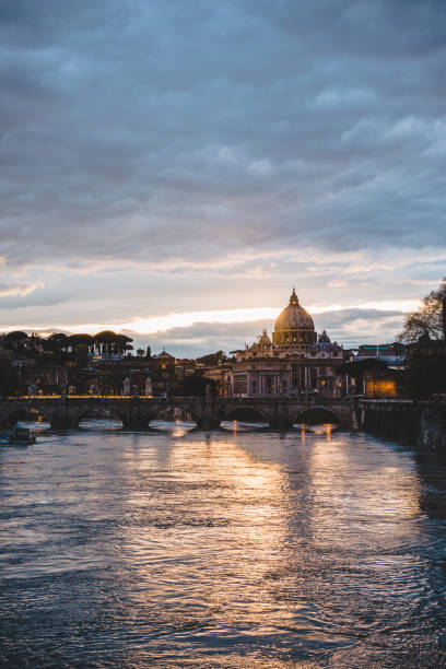 st peters basilica et tiber river pendant le lever du soleil à rome, italie - st peters basilica photos et images de collection