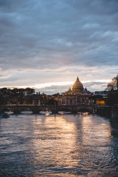 basilica di san pietro e fiume tevere durante l'alba a roma - st peters basilica foto e immagini stock