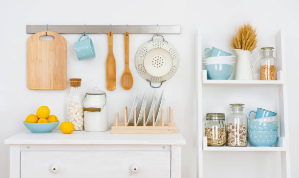 interno decorato a parete della cucina con armadio e mensola con utensili - plate dinning table blue foto e immagini stock