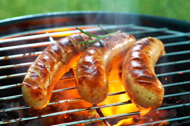 草原のバーベキュー ピクニック - sausage bratwurst barbecue grill barbecue ス�トックフォトと画像