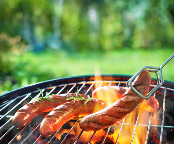 草原のバーベキュー ピクニック - sausage bratwurst barbecue grill barbecue ストックフォトと画像