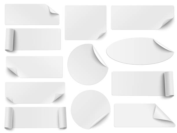 набор белой бумаги наклейки различных форм с завитыми углами изолированы на белом фоне. круглые, овальные, квадратные, прямоугольные формы. - bent stock illustrations