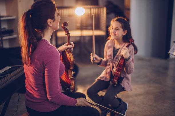 niedliche mädchen für violine-klasse - practicing music violin women stock-fotos und bilder