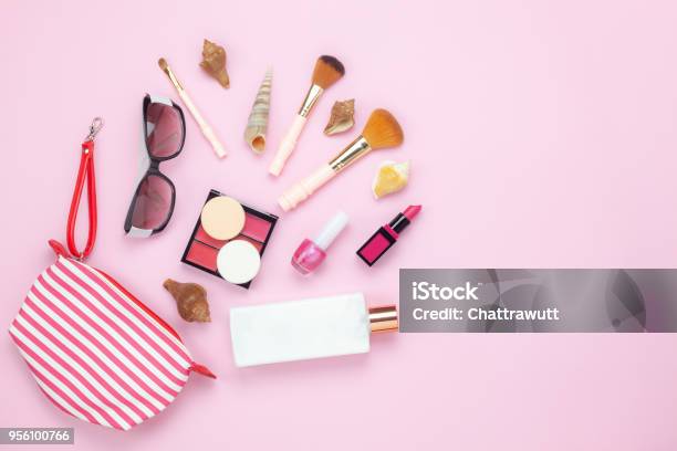 Photo libre de droit de La Mode Féminine Vue De Dessus Table Beauté Pour Concept De Fond Vacances Voyage Été Plat Poser Objets Accessoires Soleil Lunettes Crème Solaire Lotion Pour Le Corps Sur Papier Rose Rustique Moderne Papier Peint Et Copie De Lespace banque d'images et plus d'images libres de droit de Maquillage