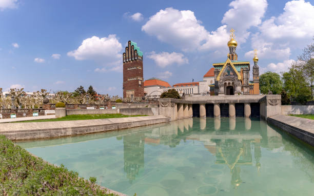 mathildenhöhe mit russischer kapelle und hochzeitsturm in darmstadt - hessen deutschland stock-fotos und bilder