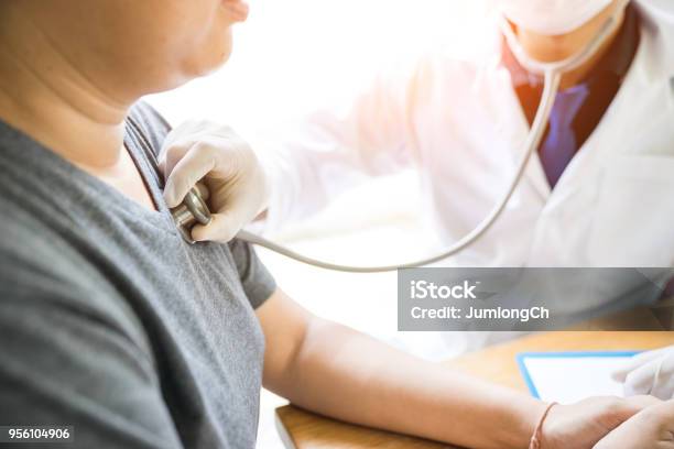 Foto de Um Médico No Hospital e mais fotos de stock de Cardiologista - Cardiologista, Doutor, Paciente