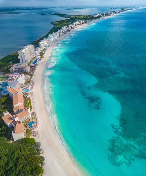 spiaggia di cancun con barca - cancun foto e immagini stock