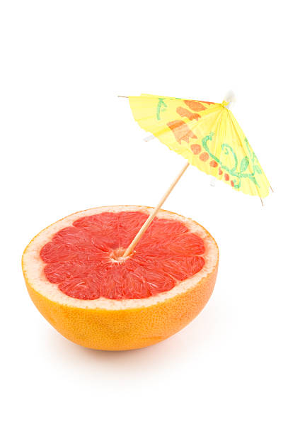 Grapefruit und Sonnenschirm – Foto