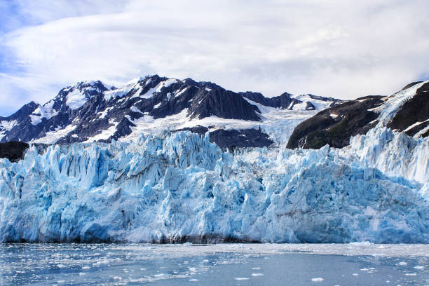 alaska, usa: zbliżenie lodowca w prince william sound - glacier alaska iceberg melting zdjęcia i obrazy z banku zdjęć