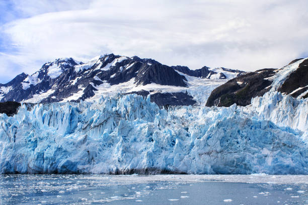 аляска, сша: вид на ледник крупным планом в принс-уильям-саунд - sea passage фотографии стоковые фото и изображения