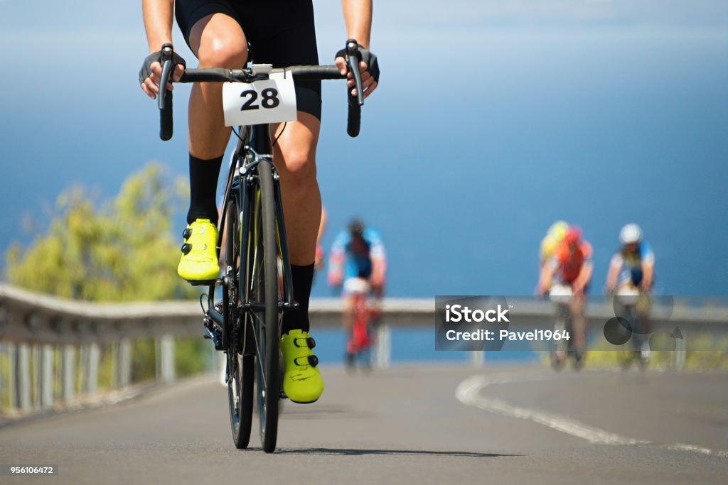 Ciclismo de competición, atletas de ciclista montando una carrera - Foto de stock de Andar en bicicleta libre de derechos