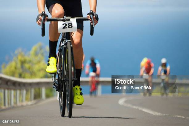 Ciclismo De Competición Atletas De Ciclista Montando Una Carrera Foto de stock y más banco de imágenes de Andar en bicicleta