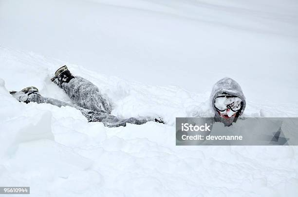 Inverno Guy Vista Dal Tuffo Di Pancia Nella Neve - Fotografie stock e altre immagini di Tuffo di pancia - Tuffo di pancia, Uomini, Adulto