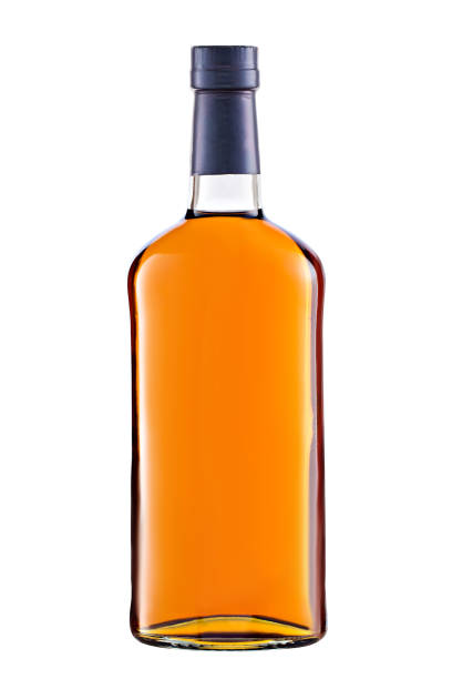 vorderansicht voll whisky, cognac, brandy flasche isoliert auf weißem hintergrund mit beschneidungspfad - flasche stock-fotos und bilder